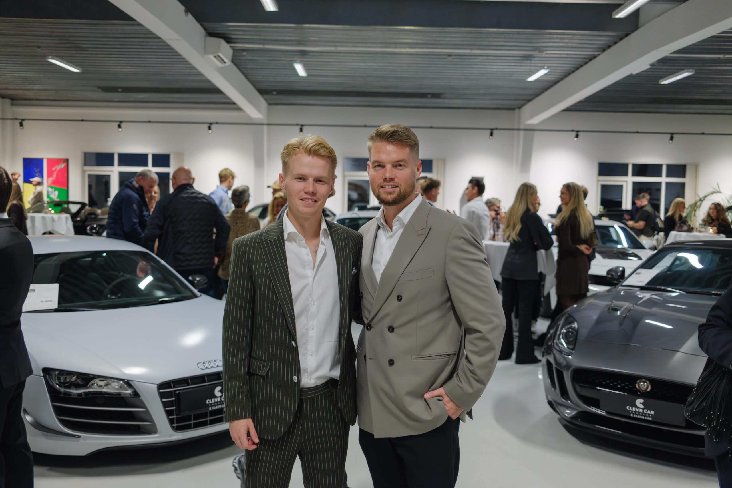 Emil og Johan Knudsen fra Clevr Car Leasing i showroomet i Egå
