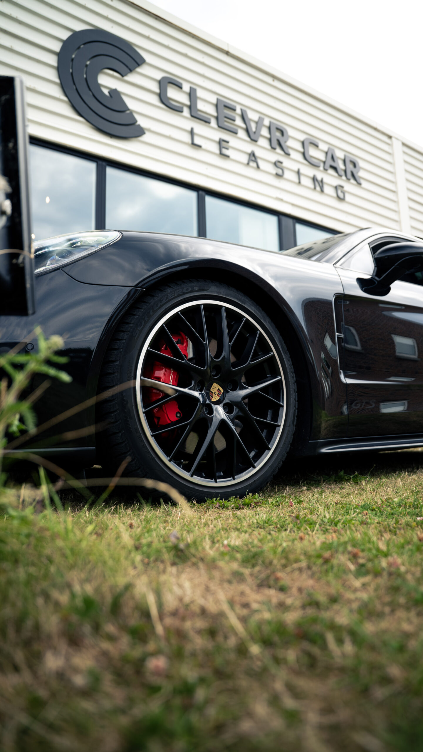Porsche foran Clevr Car Leasing
