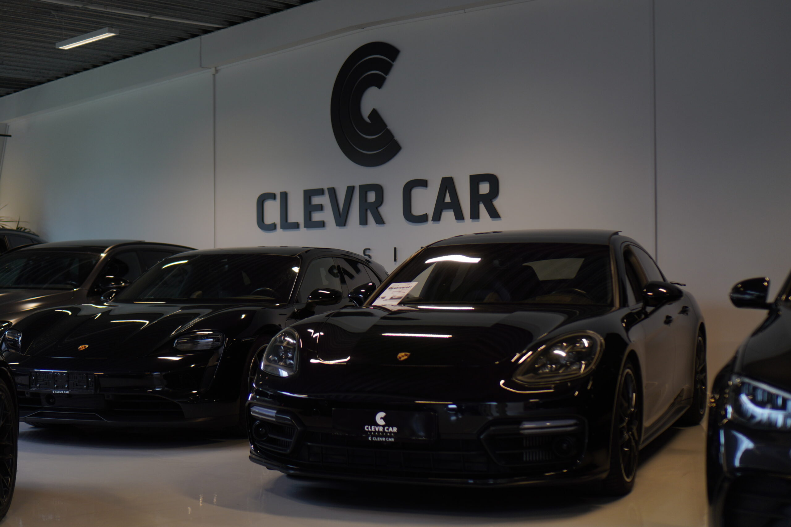 Porsche i showroom hos Clevr Car Leasing